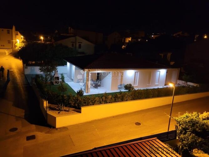 VODICE - prekrasna novoizgrađena kuća s garažom i dvorištem - 3