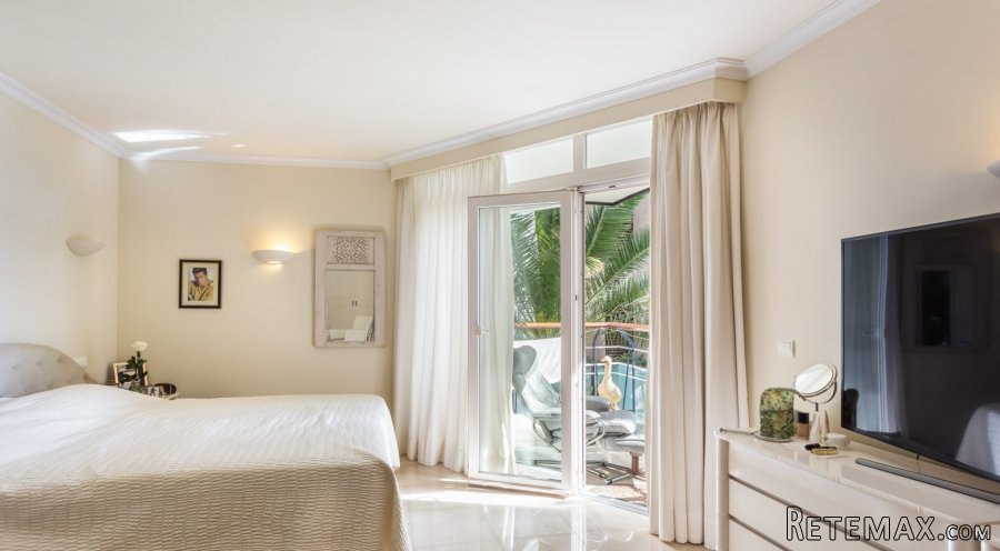 Front line apartment located in Roca Marina, a well-known..
