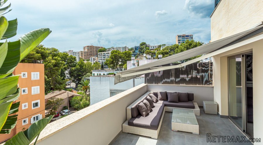 This is a beautiful renovated 3-bedroom penthouse apartment..