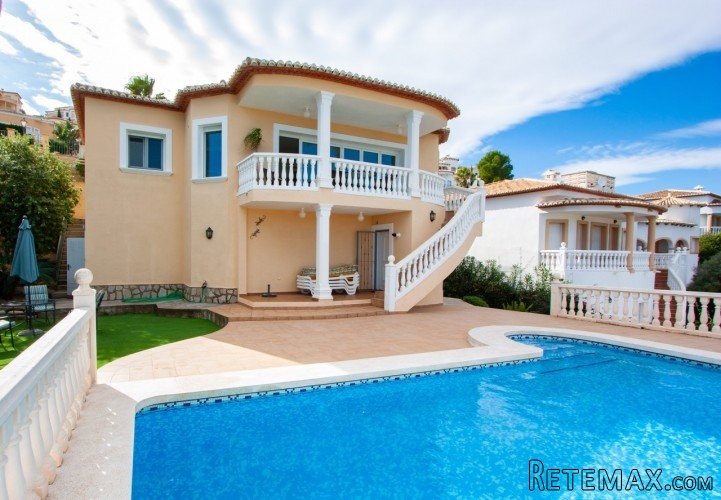 Villa with sea views and swimming pool for sale in Orba...