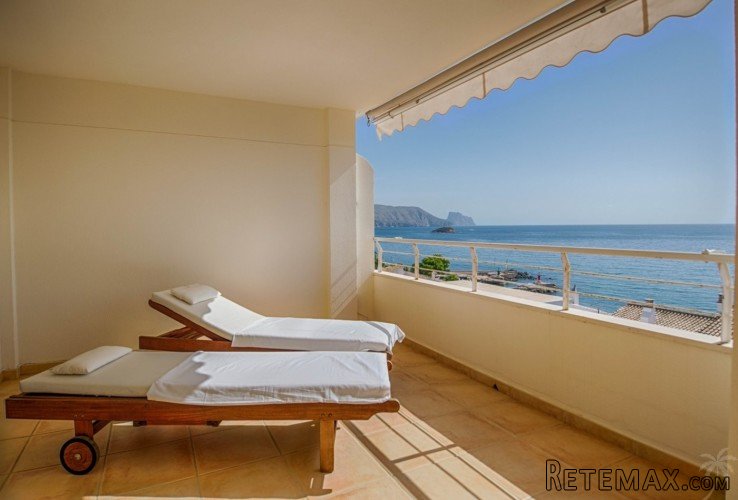 Fantastic penthouse with stunning sea views in Altea. This..