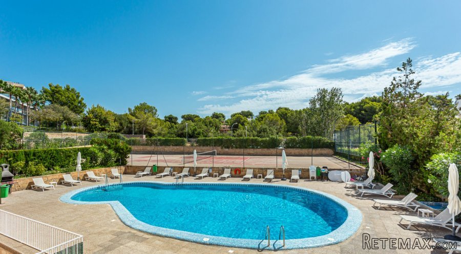 This south-facing sunny apartment is ideally lo..