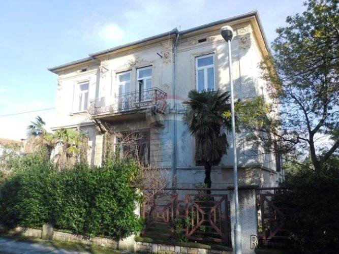SAMOSTOJEĆA AUSTROUGARSKA VILA U SRCU PULE