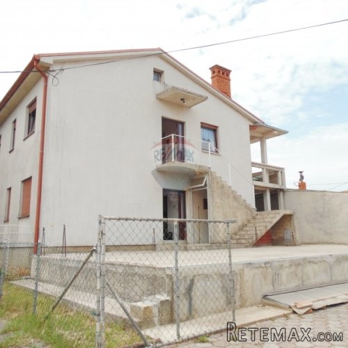 Istra,Pula kuća sa dva stana i okućnicom