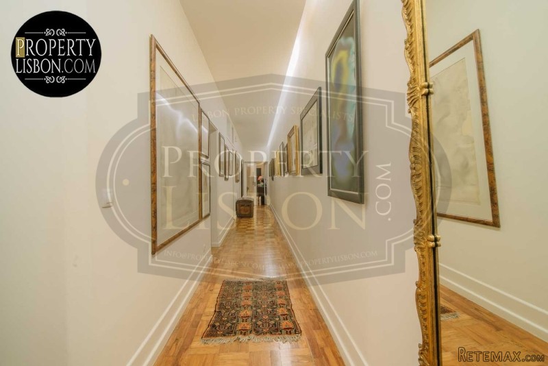 Remodeled T4+1 Lisbon apartment for..