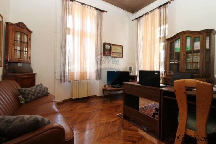 ISTRA, PULA, ŠIRI CENTAR, namješten stan i uhodani caffe...