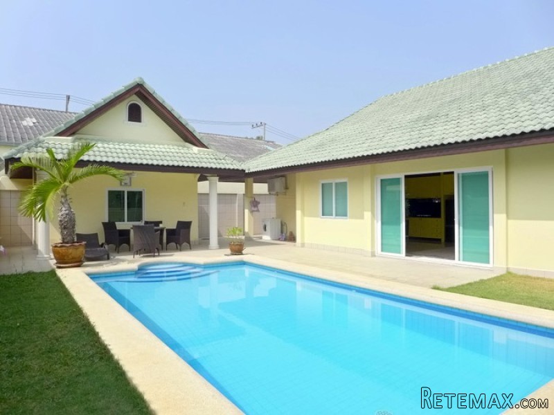3 bedroom pool house on generous plot..