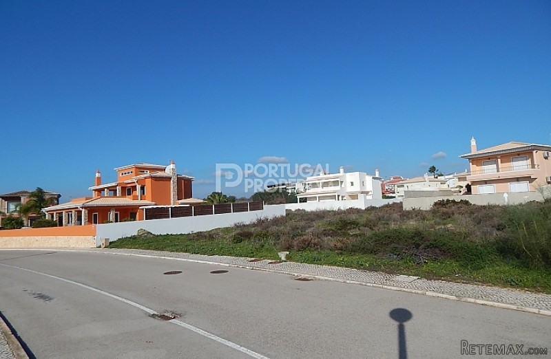Nice plot for construction with sea..