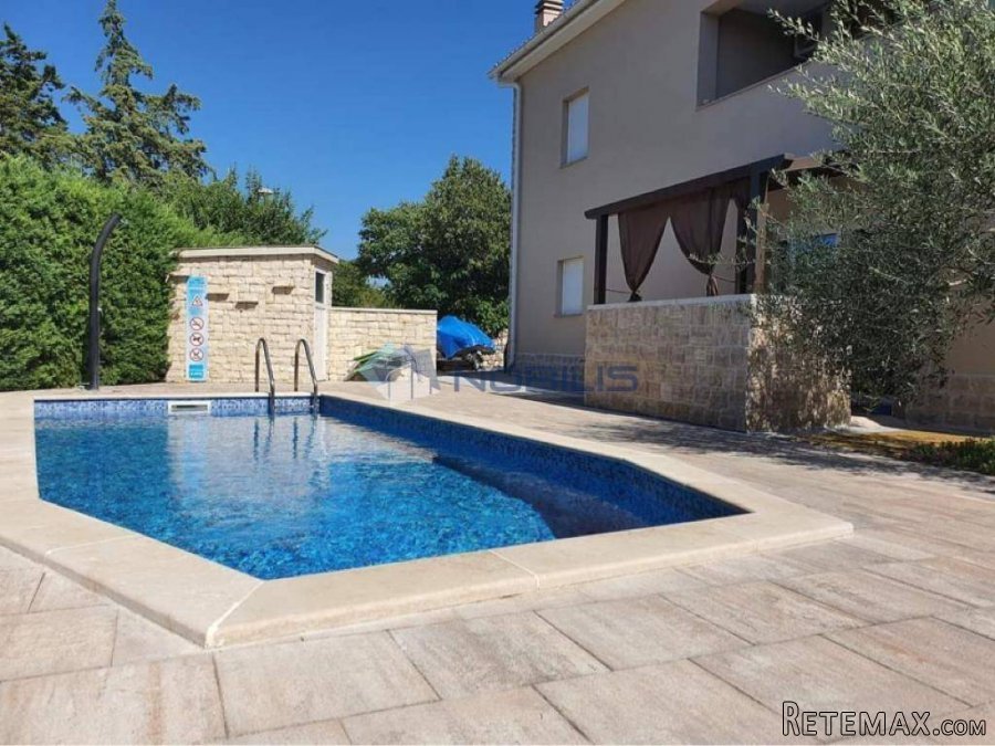 Otok Krk, Pinezići, stan 75 m2, bazen