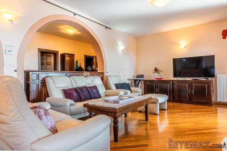 Viškovo, prekrasna apartmanska kuća sa 4 stana, bazenom, gar - 3