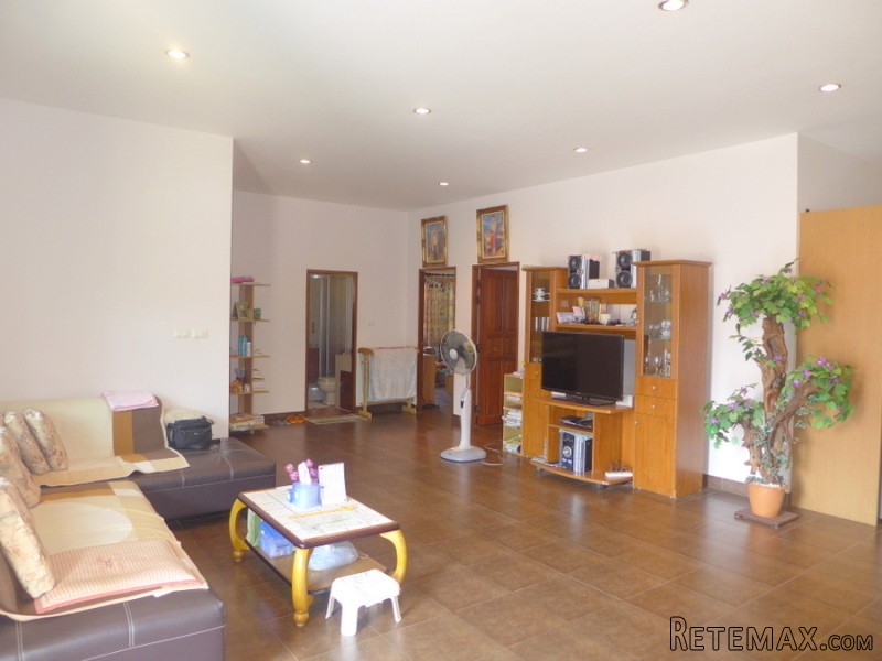 4 bedroom house, large gardens, secure.. - 2