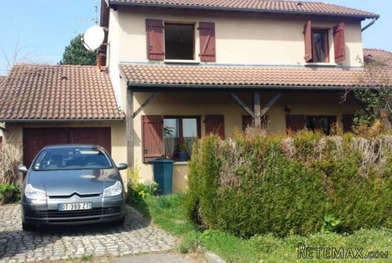 Detached House with Garage and Garden