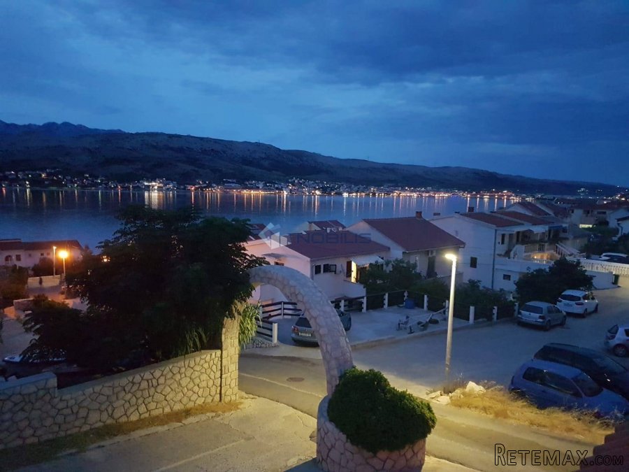 Pag, samostojeća kuća 500m2, 4 apartmana, okućnica 500m2