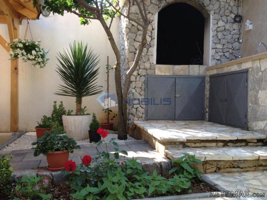 Šibenik, Vodice, 3 apartmana+suteren, vrt, parking mjesta