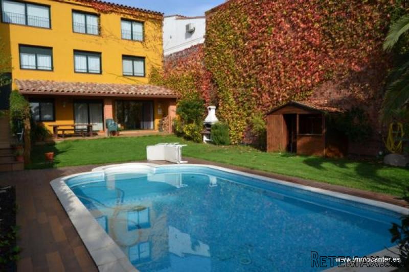 ALT EMPORDA: Nice village house with..
