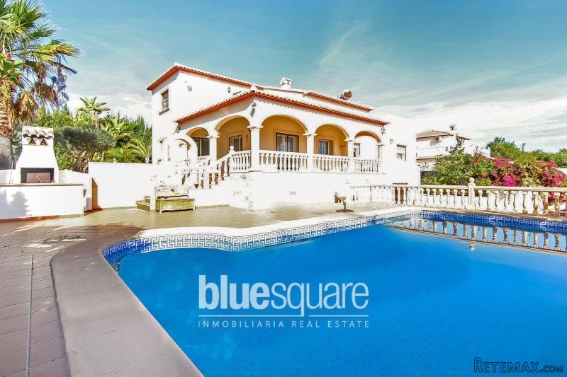 Modern 5 bedroom villa on flat plot in..
