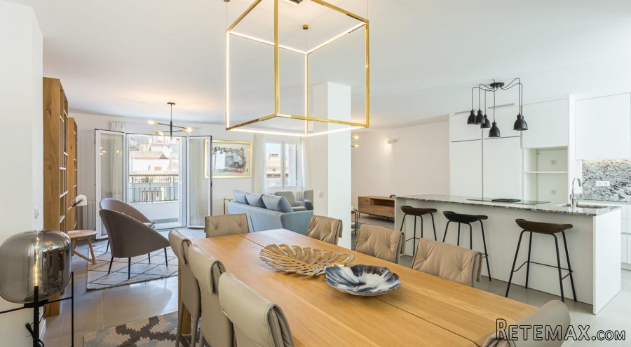 This renovated beautiful property offers a surface area..