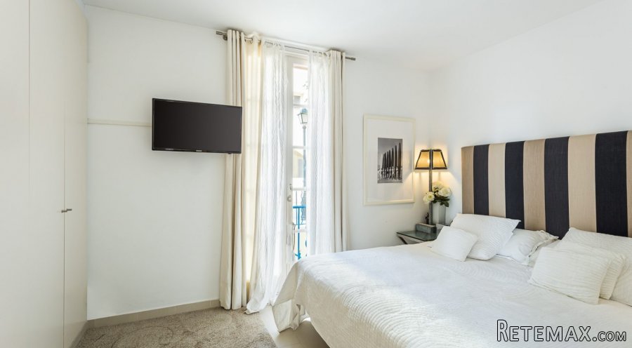 The apartment with sea views has 2 bedrooms, 2 bathrooms..
