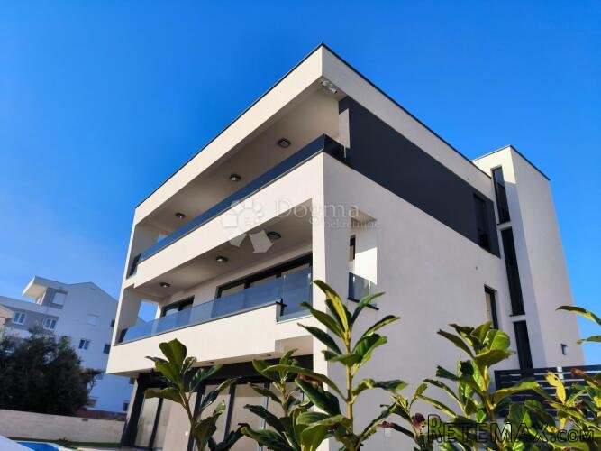 STAN S BAZENOM NA 30M OD MORA - 150m2 - Mandre, otok Pag