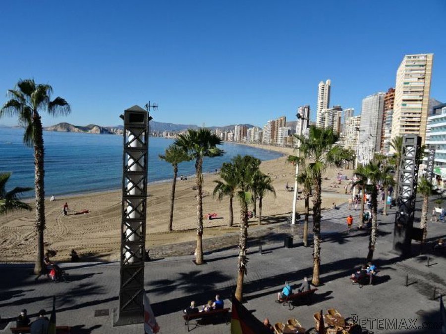 Flat with 2 bedrooms and complete bathroom on the first..