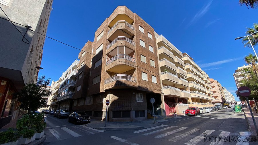 Completely refurbished ground floor flat. Surrounded by..