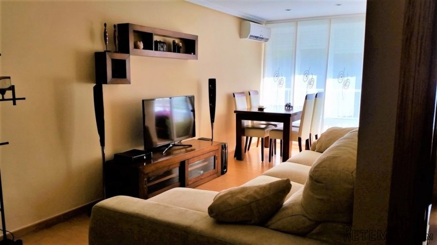 Práctico piso de 2 habitaciones y 2 baños en la playa en E..