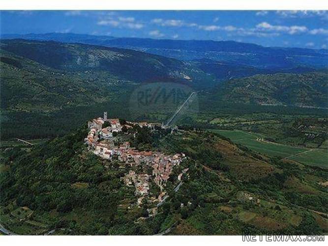 PREKRASNA STANCIJA 33000 M2 S RUŠEVINOM ZA OBNOVU