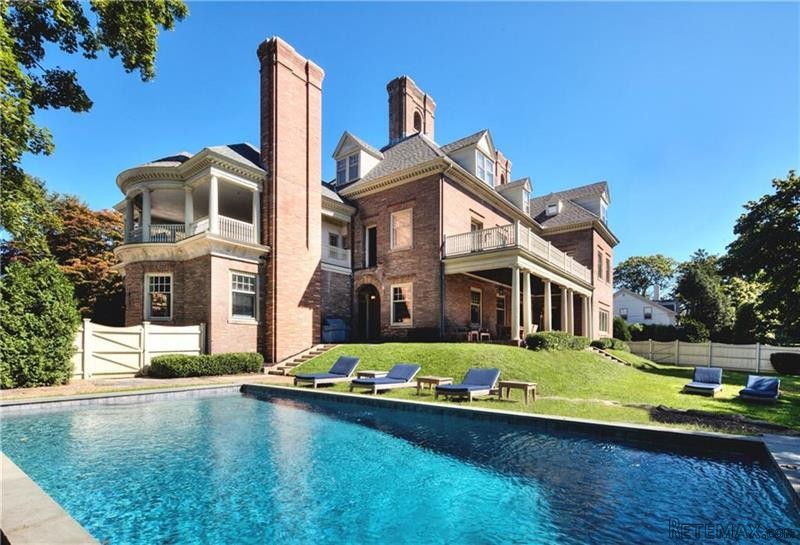 Block of Apartments For Sale: Rhode..