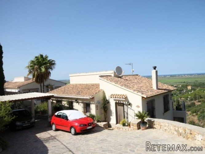 This lovely villa is located in a perfect sunny position.. - 2