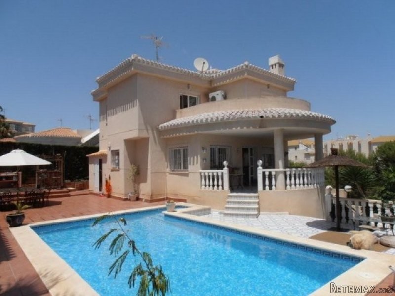 5 Bedrooms - Villa - Alicante - For Sale
