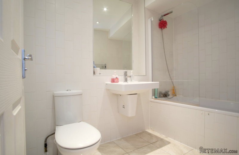 Single with single bed near Canary.. - 2