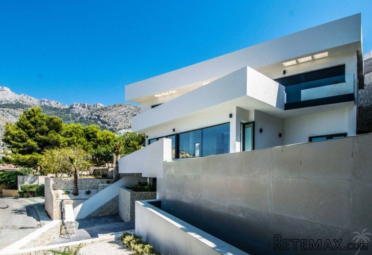 Brand new luxury villa with sea views in a quiet street of..