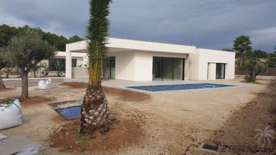 Modern design villa for sale on a south facing plot in a..