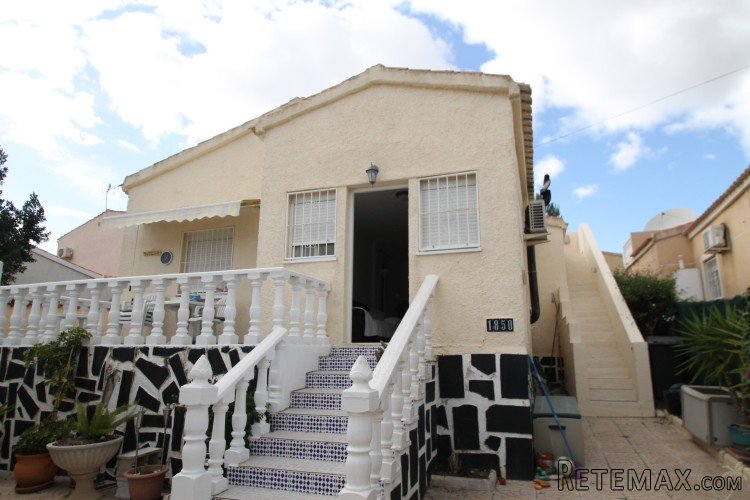 Beautiful villa in a quiet street and well located with..