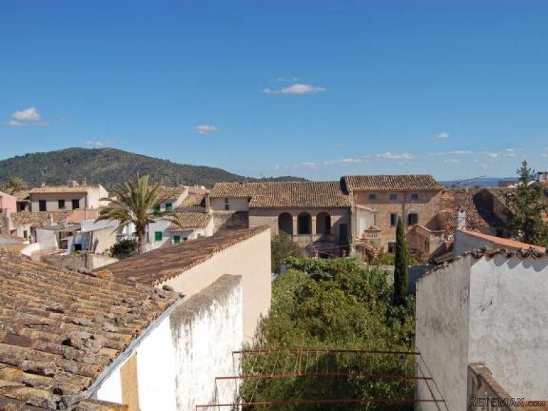 Very Spacious Town House For Renovation..