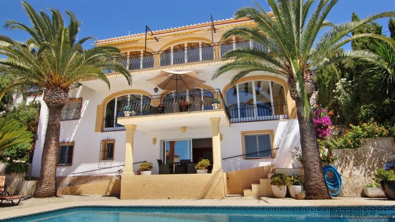 7 Bedroom 5 Bathroom Villa For Sale in..