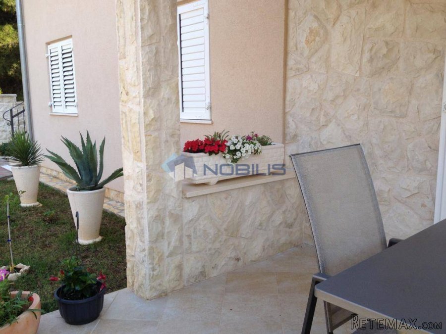 Šibenik, Vodice, 3 apartmana+suteren, vrt, parking mjesta - 9