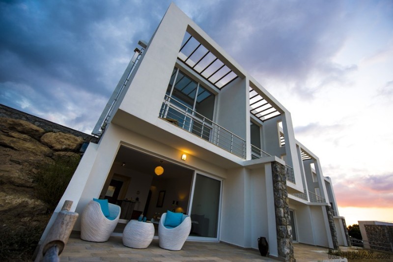 Ocean Blue Beachfront Apartment - 2