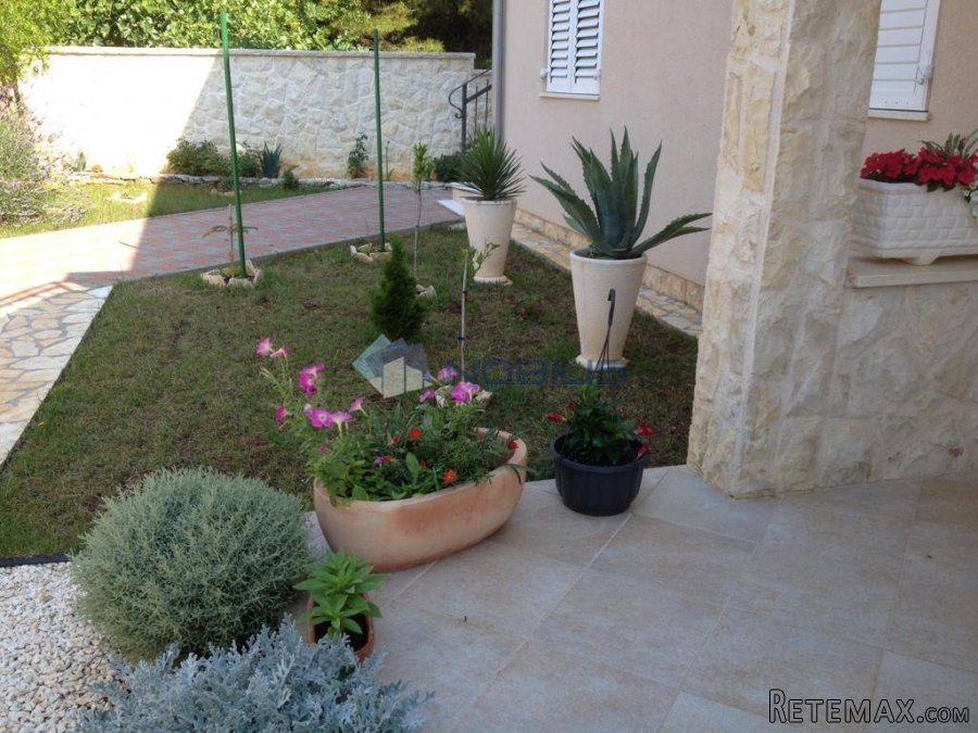 Šibenik, Vodice, 3 apartmana+suteren, vrt, parking mjesta - 10