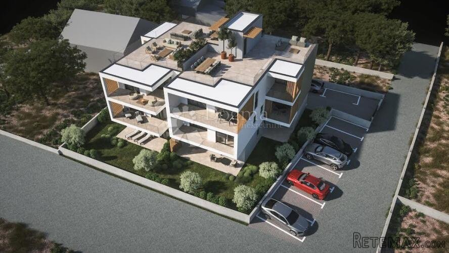 VODICE – NOVI STAN S VRTOM BLIZU PLAŽE