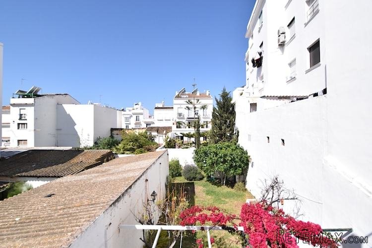 Radhus på central gata i Nerja med mycket charm 3 sovrum..