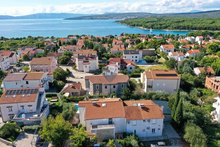 Otok Krk,Punat-obiteljska kuća s velikom okućnicom,pogled,bl