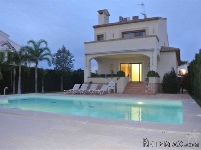 This villa was built in 2004 on a plot of 1.000m2 within..