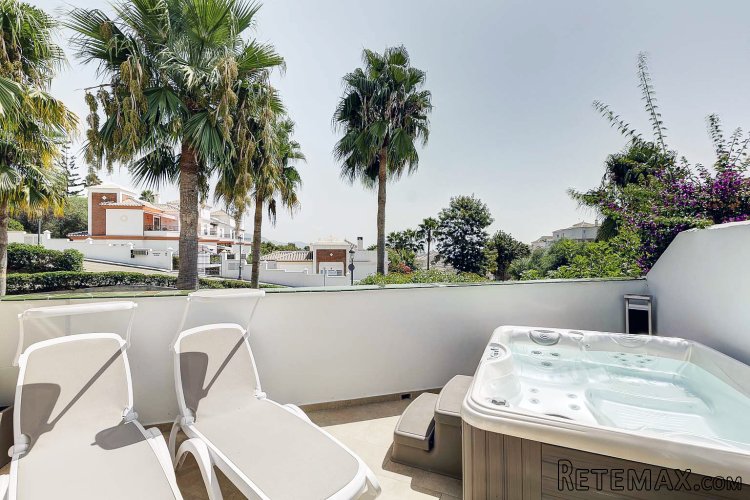 Nyrenoverad bostad om 3 rum & kök i Punta Lara, Nerja.