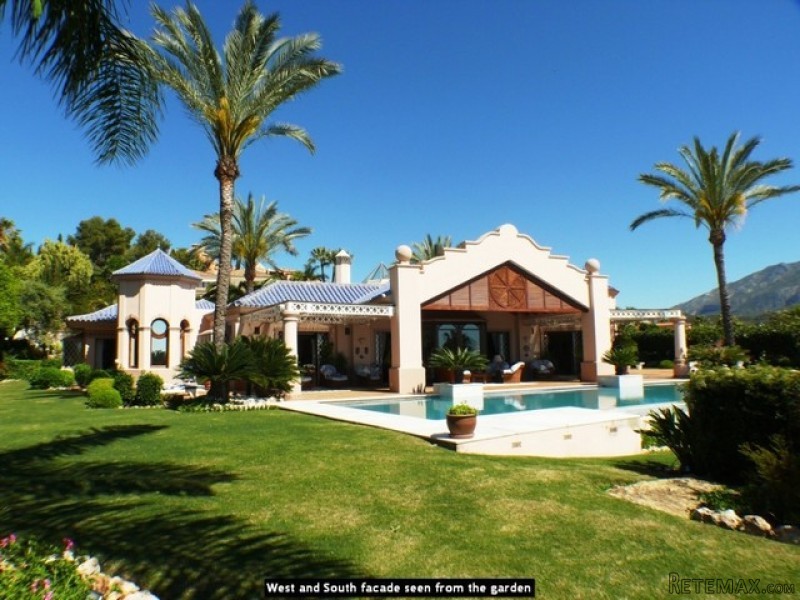 Villa for sale in Nueva Andalucia..
