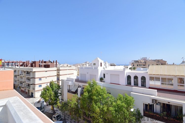 På attraktiv cityadress i Nerja hittar vi denna lägenhet om..