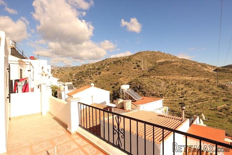 Radhus med härliga terrassytor i Torrox Pueblo, nordväst om..