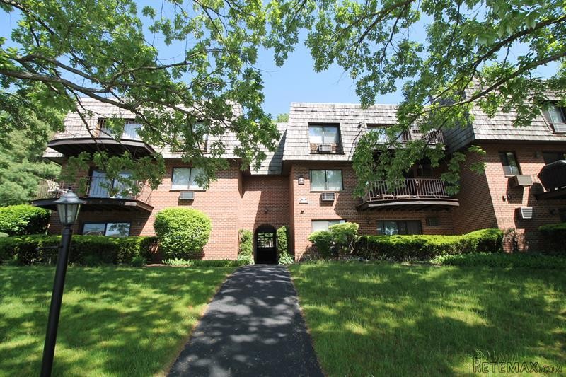 2 bedroom House For Sale: 2 Briarcliff..