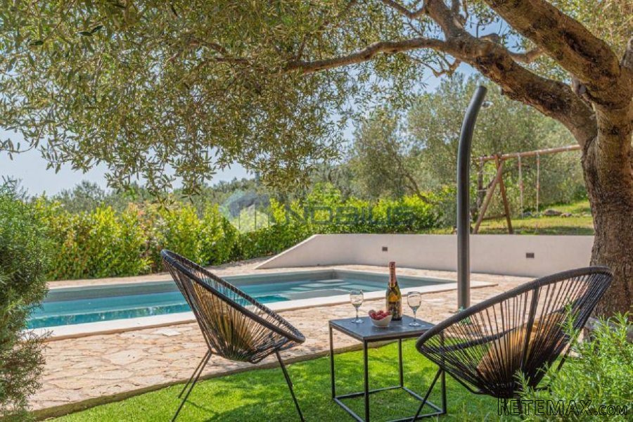 Vodice, kuća u masliniku, 3300 m2 okućnice - 2