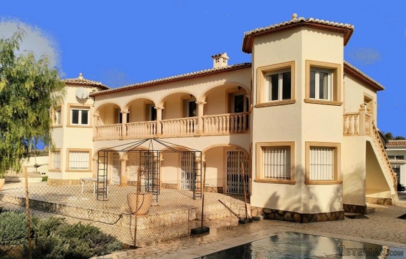 5 Bedrooms - Villa - For Sale